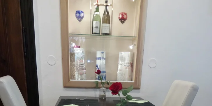 Teplý nápoj a dezert Pavlova z francouzského podniku Le Bistro