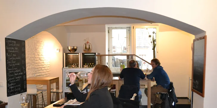 Džbánek kvalitního vína a talíř plný lahůdek ve Wine Studiu na Vinohradech