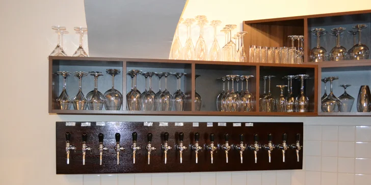 Džbánek kvalitního vína a talíř plný lahůdek ve Wine Studiu na Vinohradech