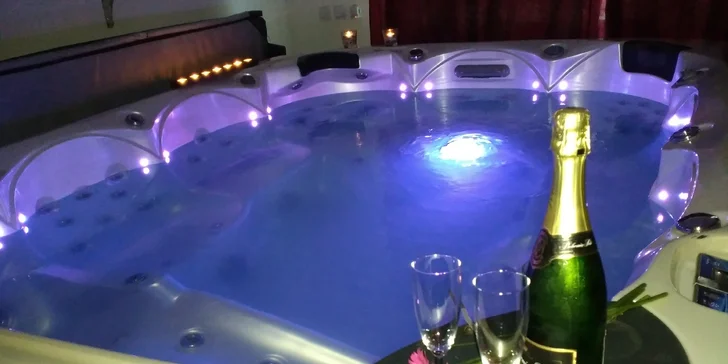 Relaxační balíček pro pár: vyhřátá vířivka, masáž dle výběru a nealko nápoje