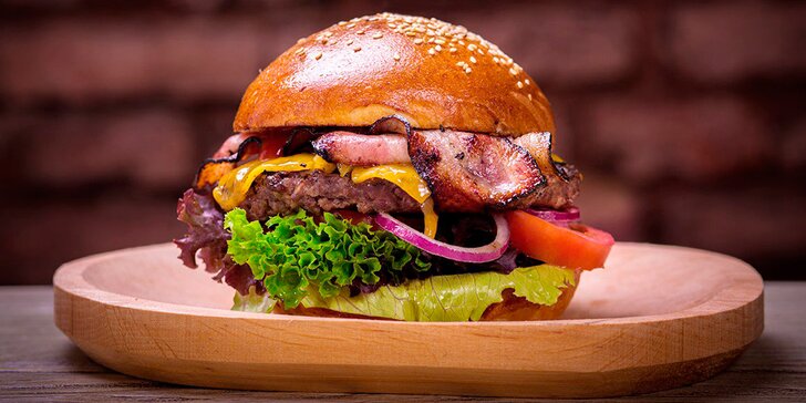 Burgerové menu od Toma: burger, steakové hranolky, salát, donuty i pivo
