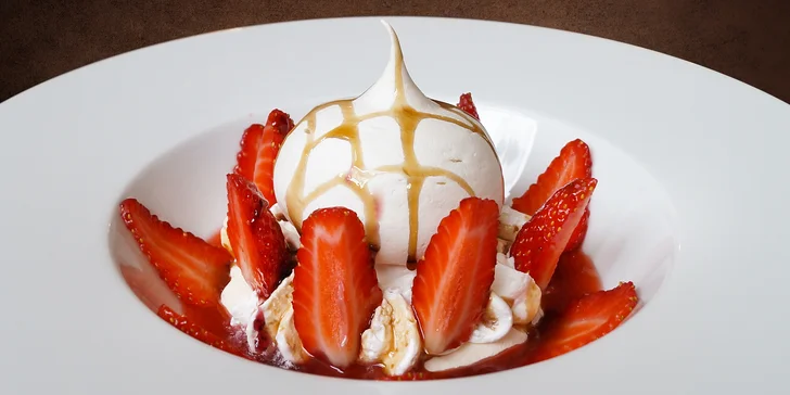 Teplý nápoj a dezert Pavlova z francouzského podniku Le Bistro