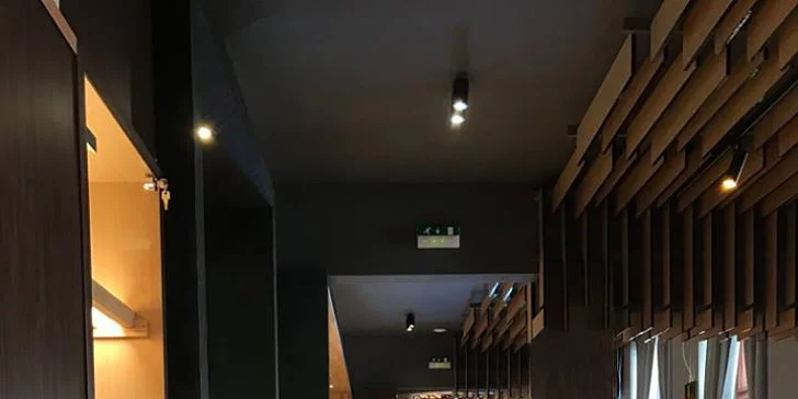 Delikatesní set 20 kousků sushi v moderní vietnamské restauraci v centru Prahy