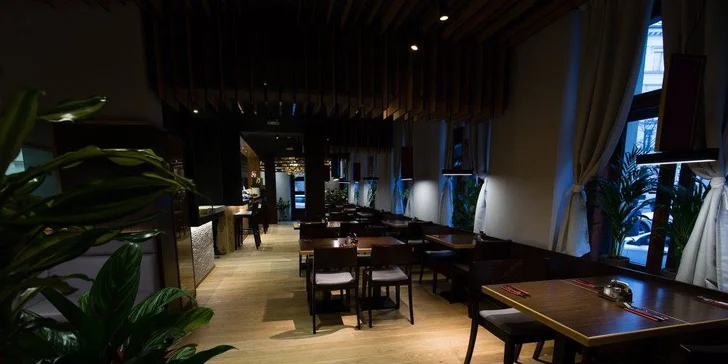 Delikatesní set 20 kousků sushi v moderní vietnamské restauraci v centru Prahy