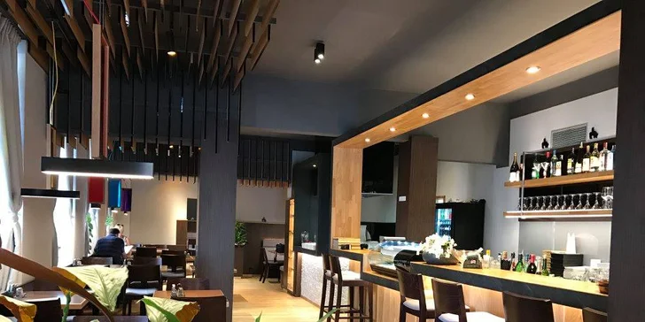 Delikatesní set 20 kousků sushi v moderní vietnamské restauraci v centru Prahy