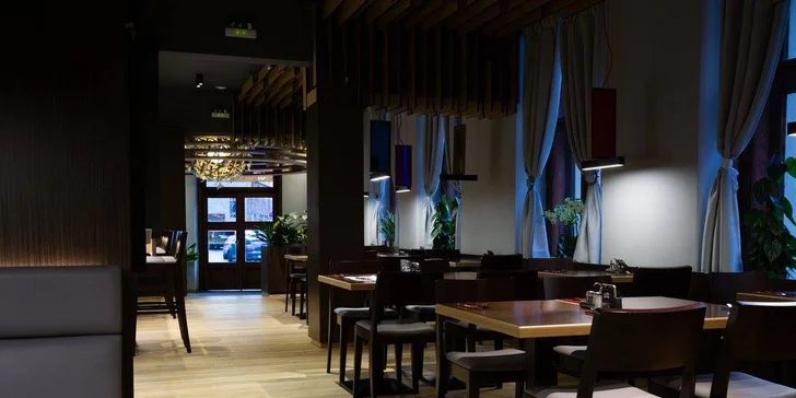 Delikatesní set 20 kousků sushi v moderní vietnamské restauraci v centru Prahy