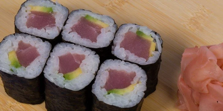 Delikatesní set 20 kousků sushi v moderní vietnamské restauraci v centru Prahy
