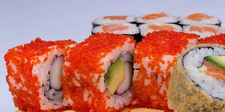 Delikatesní set 20 kousků sushi v moderní vietnamské restauraci v centru Prahy