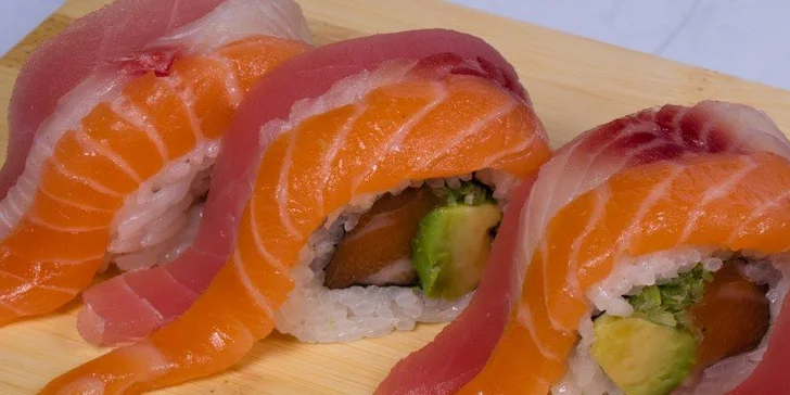 Delikatesní set 20 kousků sushi v moderní vietnamské restauraci v centru Prahy