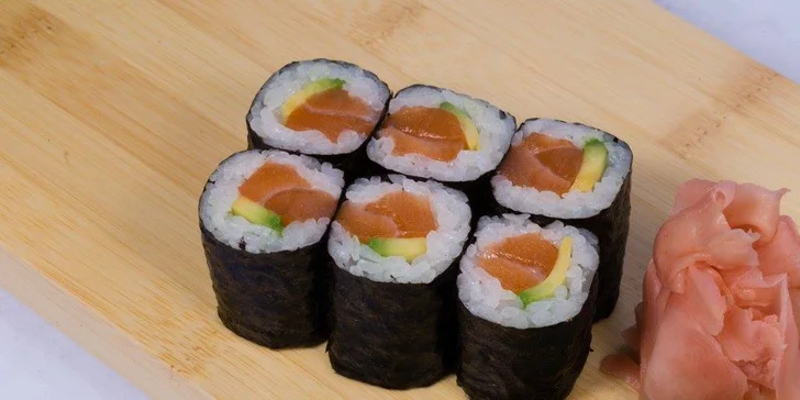 Delikatesní set 20 kousků sushi v moderní vietnamské restauraci v centru Prahy