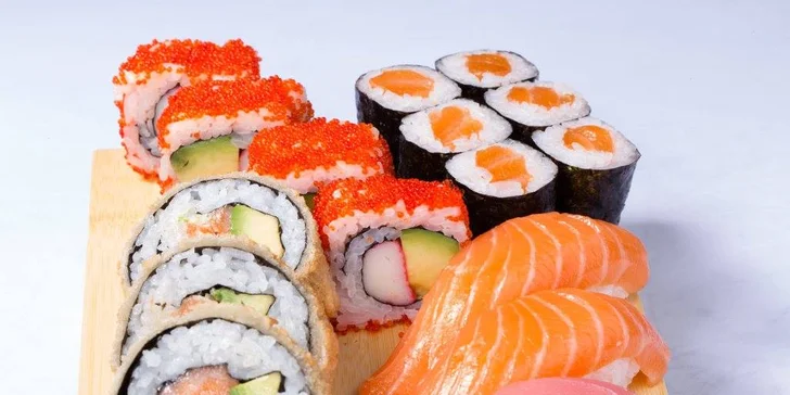 Delikatesní set 20 kousků sushi v moderní vietnamské restauraci v centru Prahy