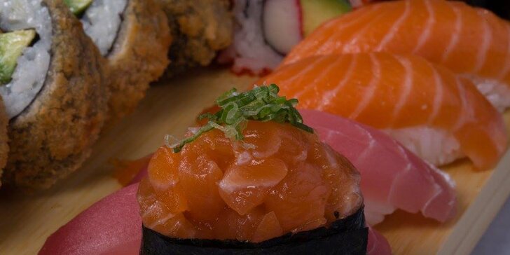 Delikatesní set 20 kousků sushi v moderní vietnamské restauraci v centru Prahy
