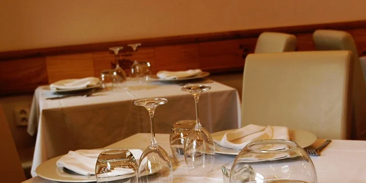 Teplý nápoj a dezert Pavlova z francouzského podniku Le Bistro
