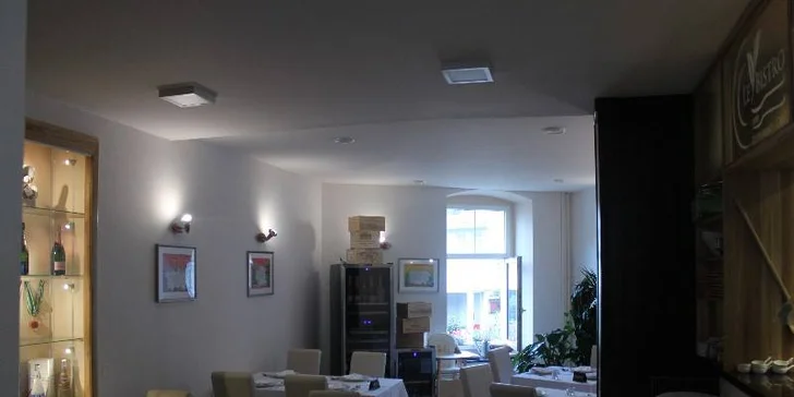 Teplý nápoj a dezert Pavlova z francouzského podniku Le Bistro
