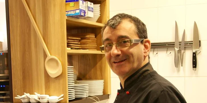 Teplý nápoj a dezert Pavlova z francouzského podniku Le Bistro