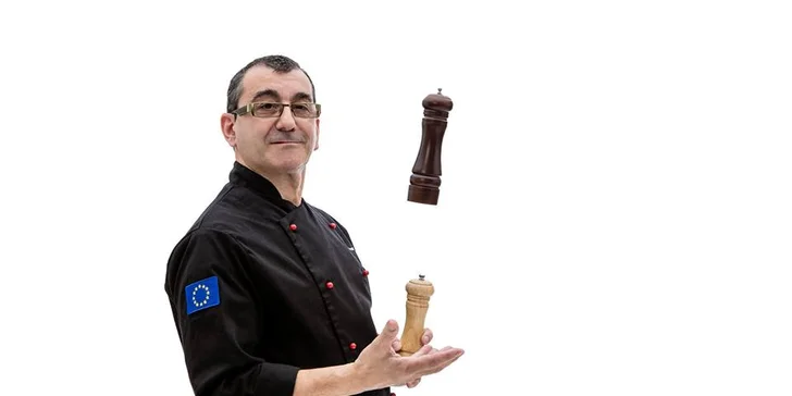 Teplý nápoj a dezert Pavlova z francouzského podniku Le Bistro