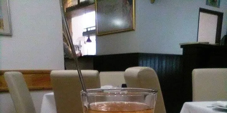 Teplý nápoj a dezert Pavlova z francouzského podniku Le Bistro