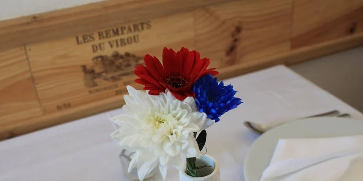 Teplý nápoj a dezert Pavlova z francouzského podniku Le Bistro