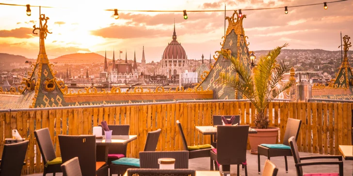Na střeše hotelu je restaurace a bar s úžasným výhledem na celé město. Tady si dáte welcome drink. 