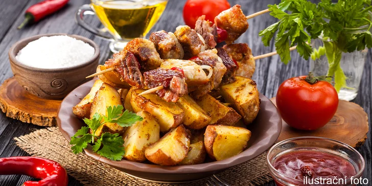 Šibeniční pochoutka: masové špízy čtyř vůní s americkými brambory pro dva jedlíky