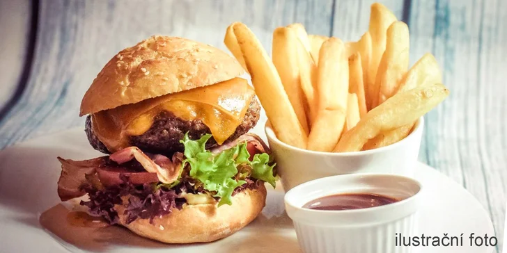 2 luxusní burgery s masem z českého býčka, bramborovými lupínky a omáčkou