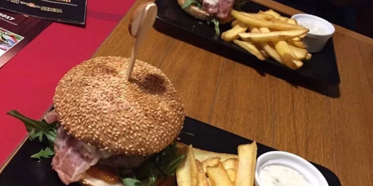 Ochutnejte vítěze: Krůtí burger s grilovaným ananasem a steakové hranolky