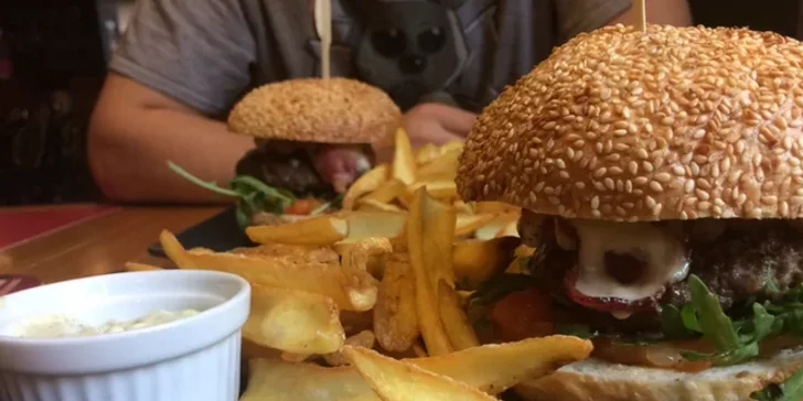 Ochutnejte vítěze: Krůtí burger s grilovaným ananasem a steakové hranolky