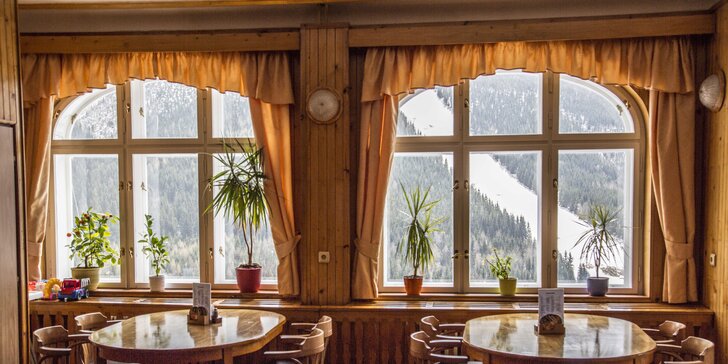 Zimní pohoda v klasické horské chatě se snídaní blízko sjezdovek ve Špindlu