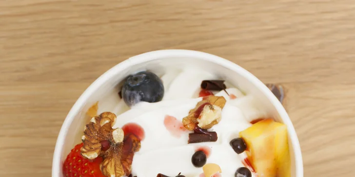 Zdravé mlsání: 200 g frozen yogurtu s ovocem a posypy podle vaší fantazie