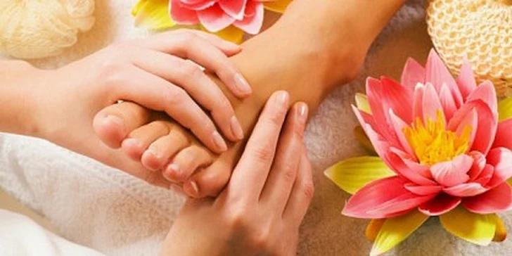 Wellness pedikúra s lakováním a masáží