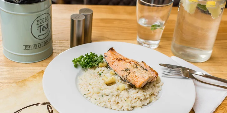Špargľové rizoto s kuracím steakom alebo lososom (možnosť výberu) 