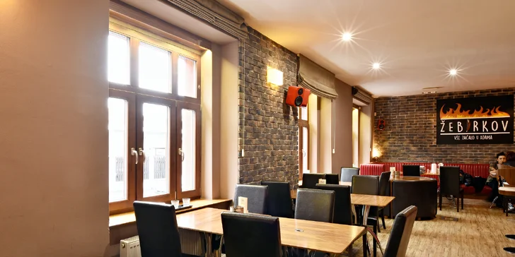 Na jídlo do Žebírkova: naducaný hovězí burger, porce hranolků i Coleslaw