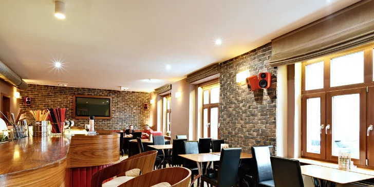 Na jídlo do Žebírkova: naducaný hovězí burger, porce hranolků i Coleslaw