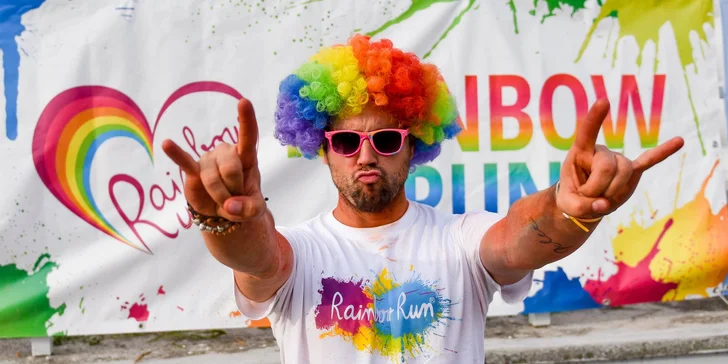 Protáhni kostru a oslav jaro barevným během na festivalu Rainbow Run