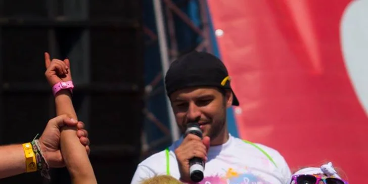 Protáhni kostru a oslav jaro barevným během na festivalu Rainbow Run