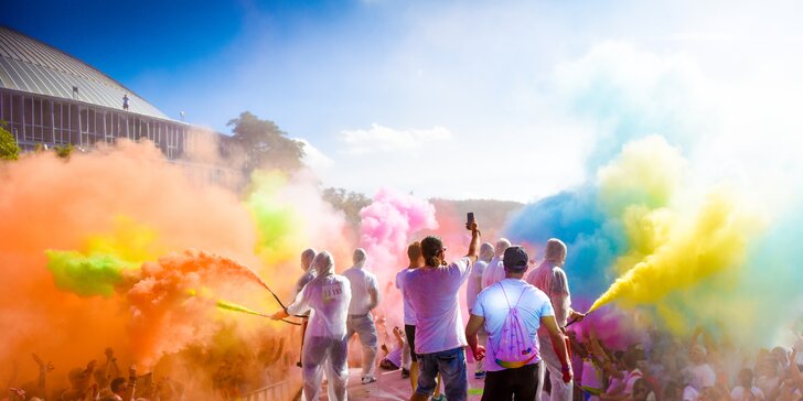 Protáhni kostru a oslav jaro barevným během na festivalu Rainbow Run
