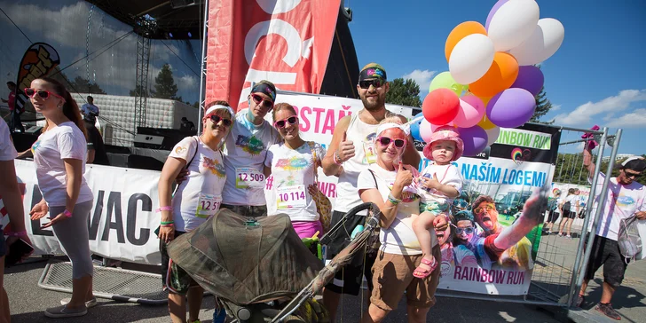 Protáhni kostru a oslav jaro barevným během na festivalu Rainbow Run