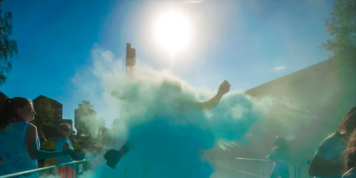 Protáhni kostru a oslav jaro barevným během na festivalu Rainbow Run