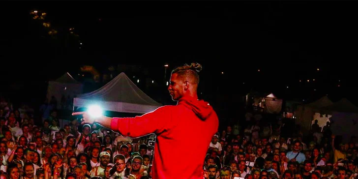 Protáhni kostru a oslav jaro barevným během na festivalu Rainbow Run
