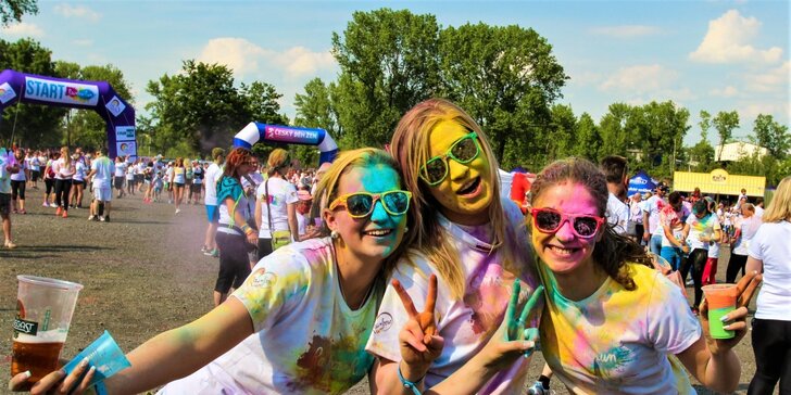 Protáhni kostru a oslav jaro barevným během na festivalu Rainbow Run
