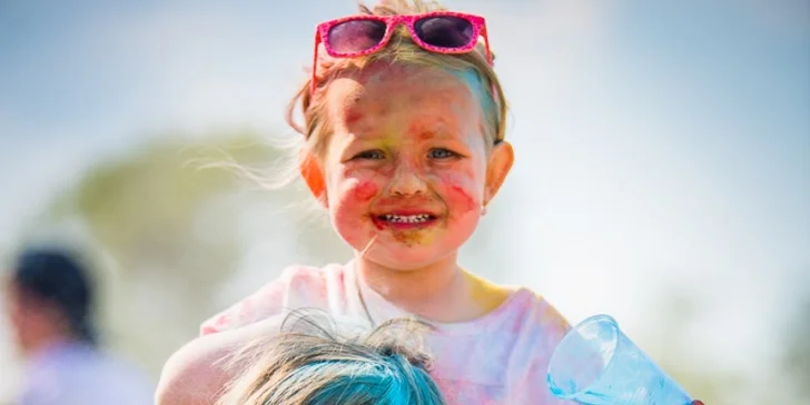 Protáhni kostru a oslav jaro barevným během na festivalu Rainbow Run