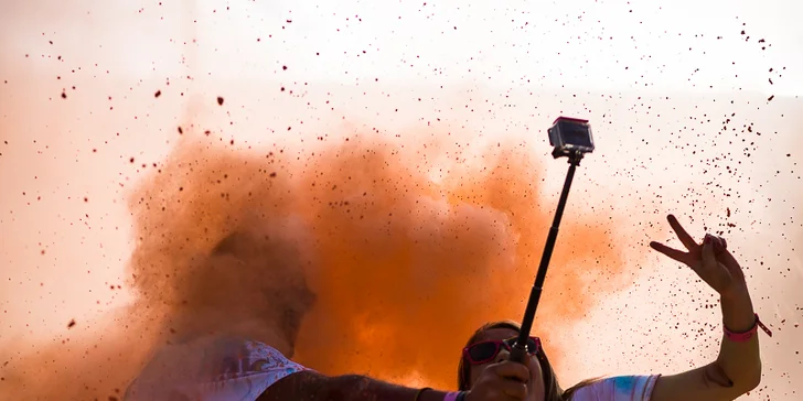 Protáhni kostru a oslav jaro barevným během na festivalu Rainbow Run