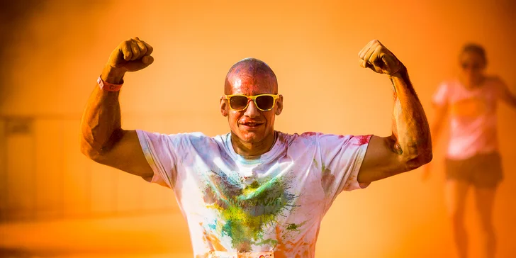 Protáhni kostru a oslav jaro barevným během na festivalu Rainbow Run