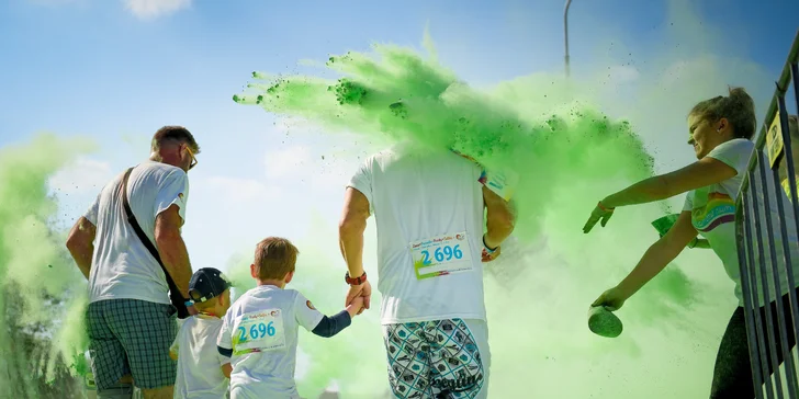 Protáhni kostru a oslav jaro barevným během na festivalu Rainbow Run