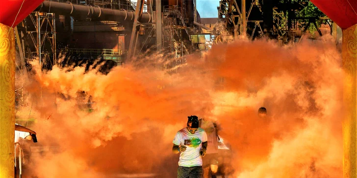 Protáhni kostru a oslav jaro barevným během na festivalu Rainbow Run