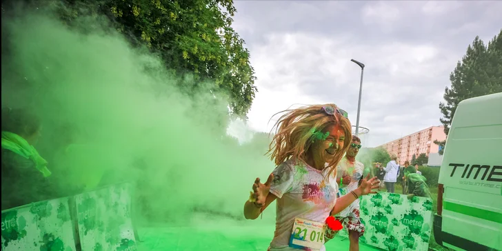 Protáhni kostru a oslav jaro barevným během na festivalu Rainbow Run