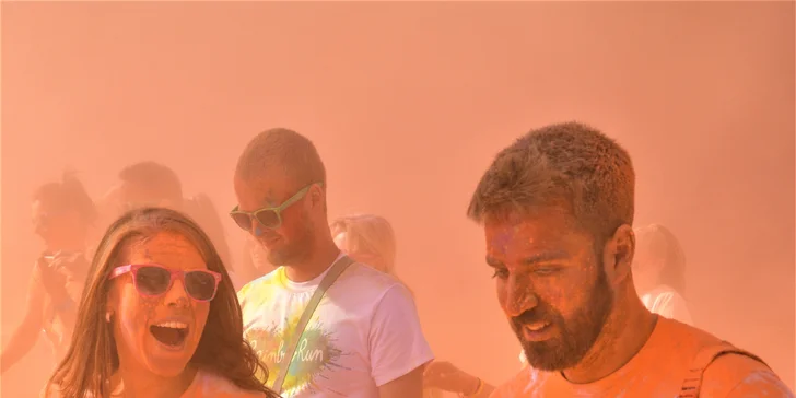 Protáhni kostru a oslav jaro barevným během na festivalu Rainbow Run