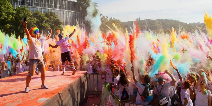 Protáhni kostru a oslav jaro barevným během na festivalu Rainbow Run