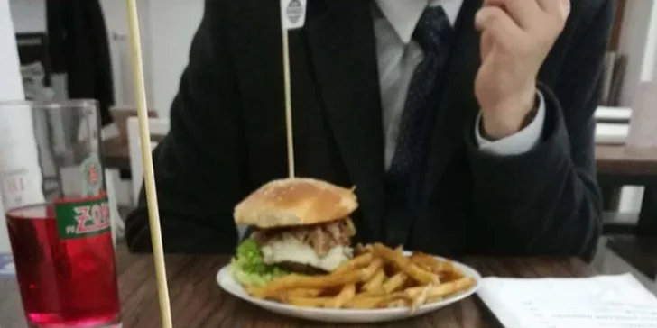 Vyladěné menu v centru města: Hovězí burger dle chuti, domácí hranolky a limča