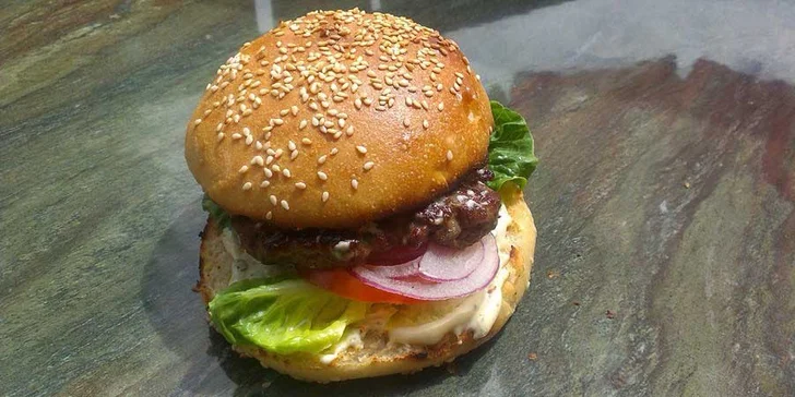 Pekelně dobrá hostina: dva 200gramové hovězí burgery a hranolky od Čerta